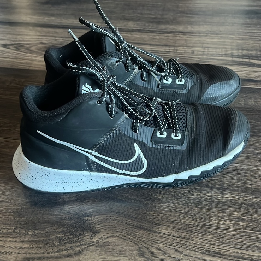 Nike Big Kids' Kyrie Flytrap 4 Basketball Shoes